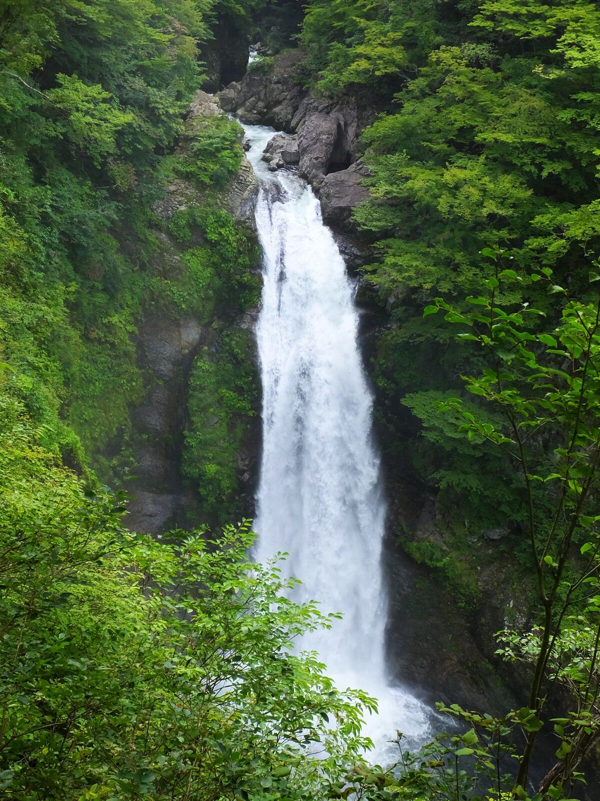 落差55mを流れ落ちる秋保大滝