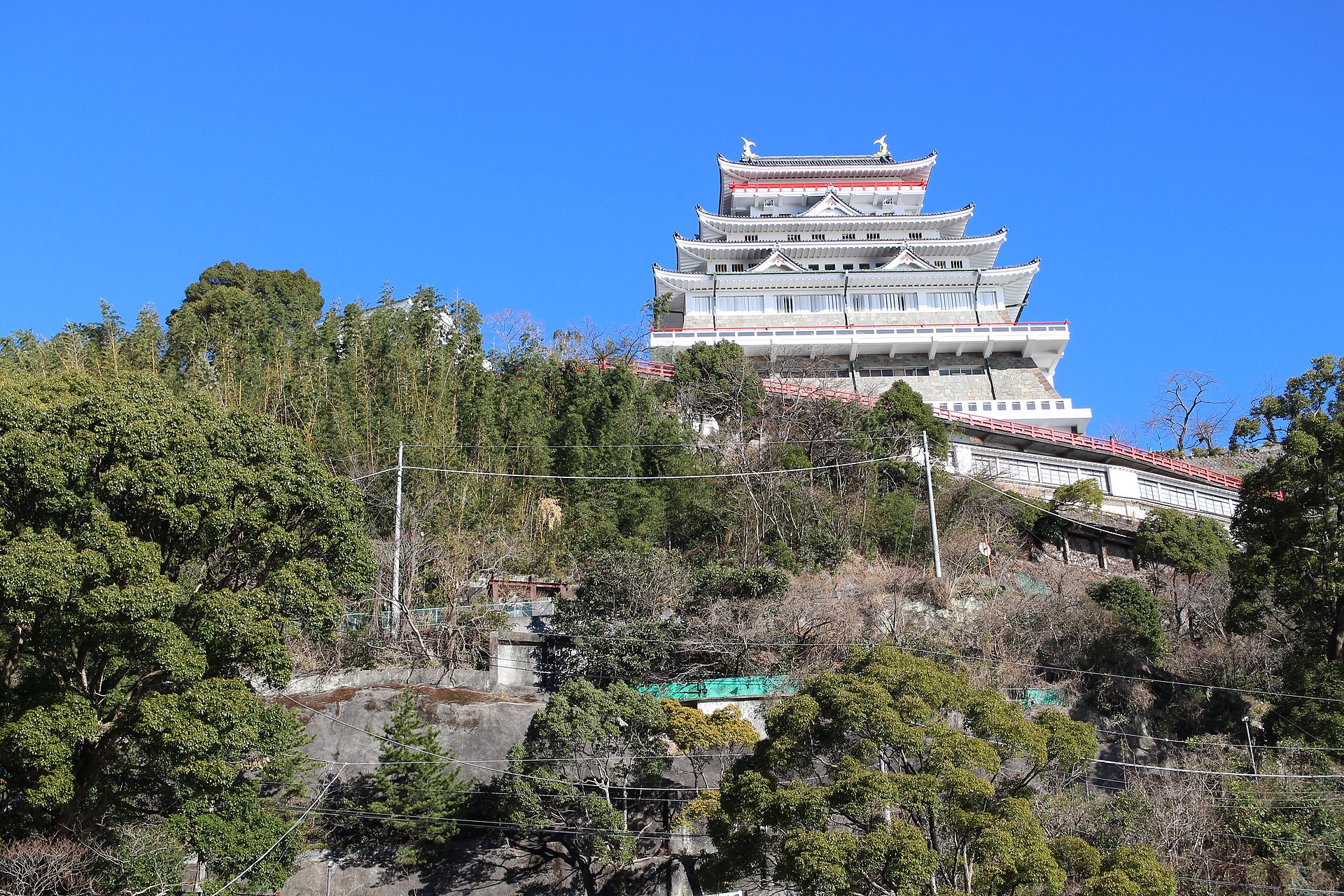 相模灘を見下ろす熱海城