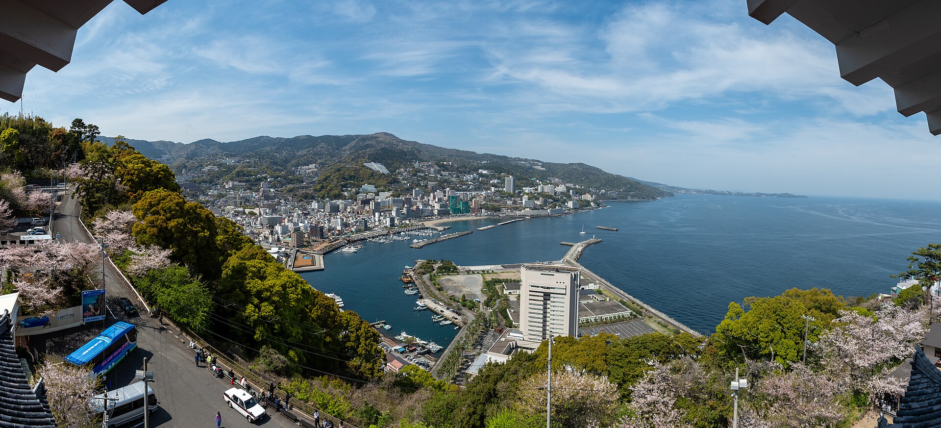 熱海駅前・平和通り