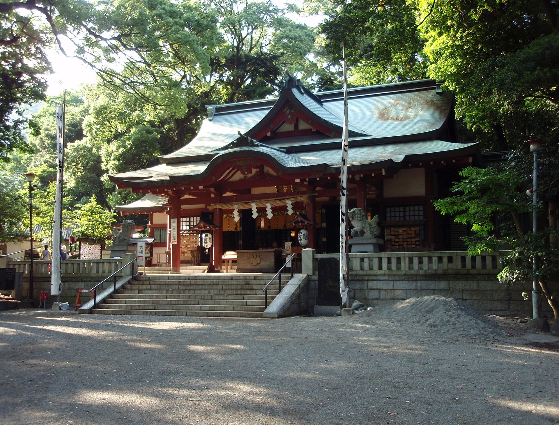 来宮神社の大楠。樹齢二千年と伝わる御神木が、旅人を静かに迎える