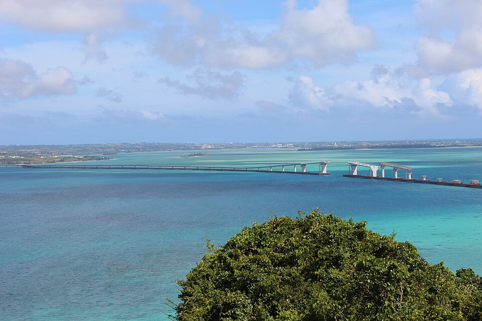 沖縄・宮古島の伊良部大橋と宮古ブルーの海