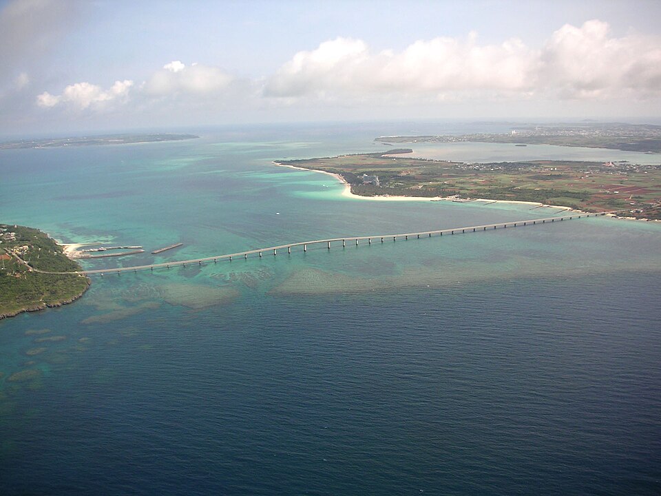 来間大橋と宮古ブルーの海の空撮