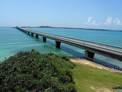 池間大橋から見下ろす青い海