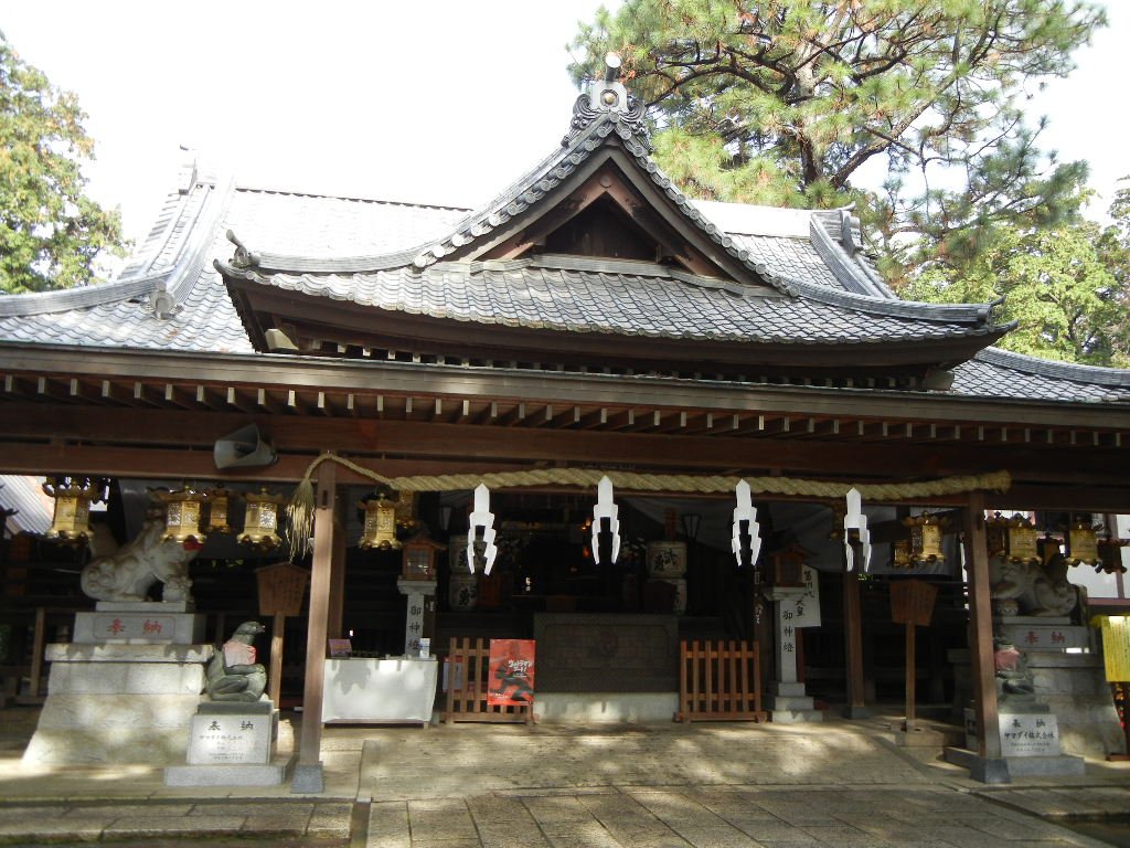 大宝八幡宮の拝殿正面と奉納された御神燈