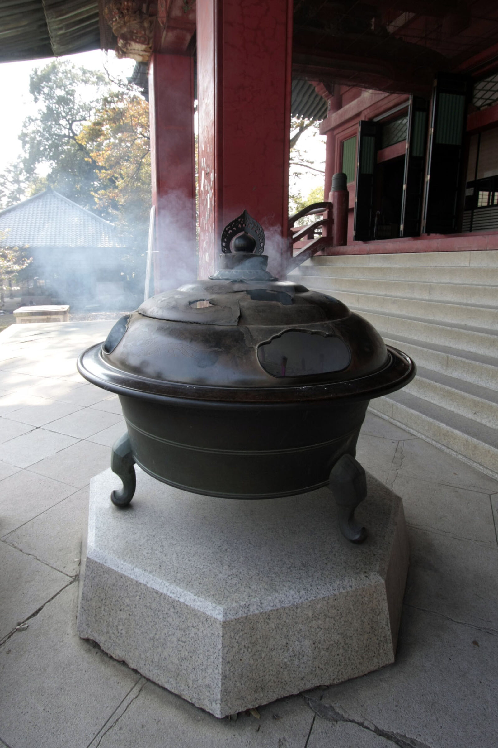 大光院本堂前の香炉