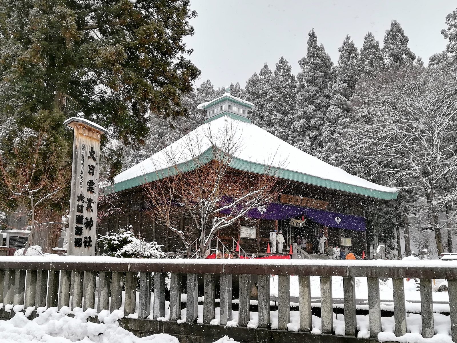 雪に包まれた冬の大日霊貴神社(大日堂)