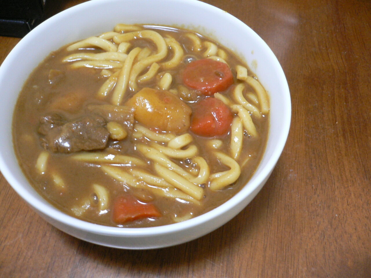 カレーうどん(イメージ、駅の見えるレストラン&カフェKOERUの実物写真ではありません)