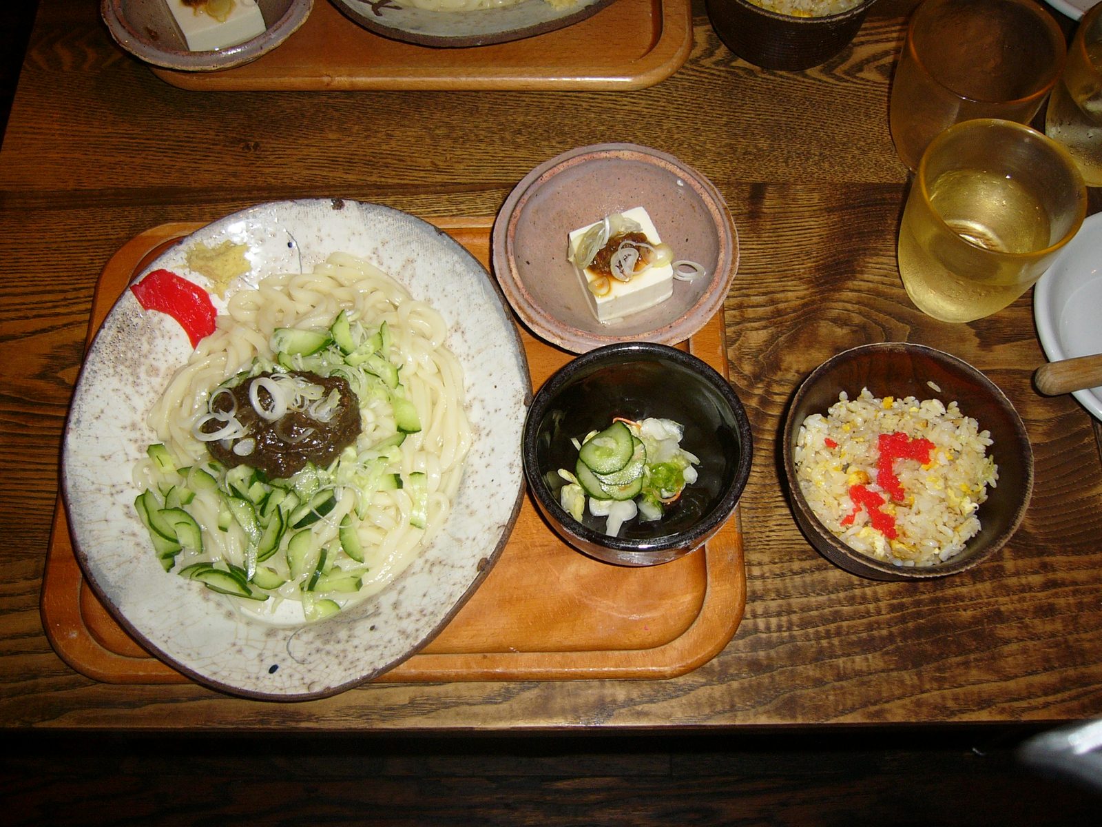 盛岡じゃじゃ麺、平打ち麺に肉味噌とキュウリ