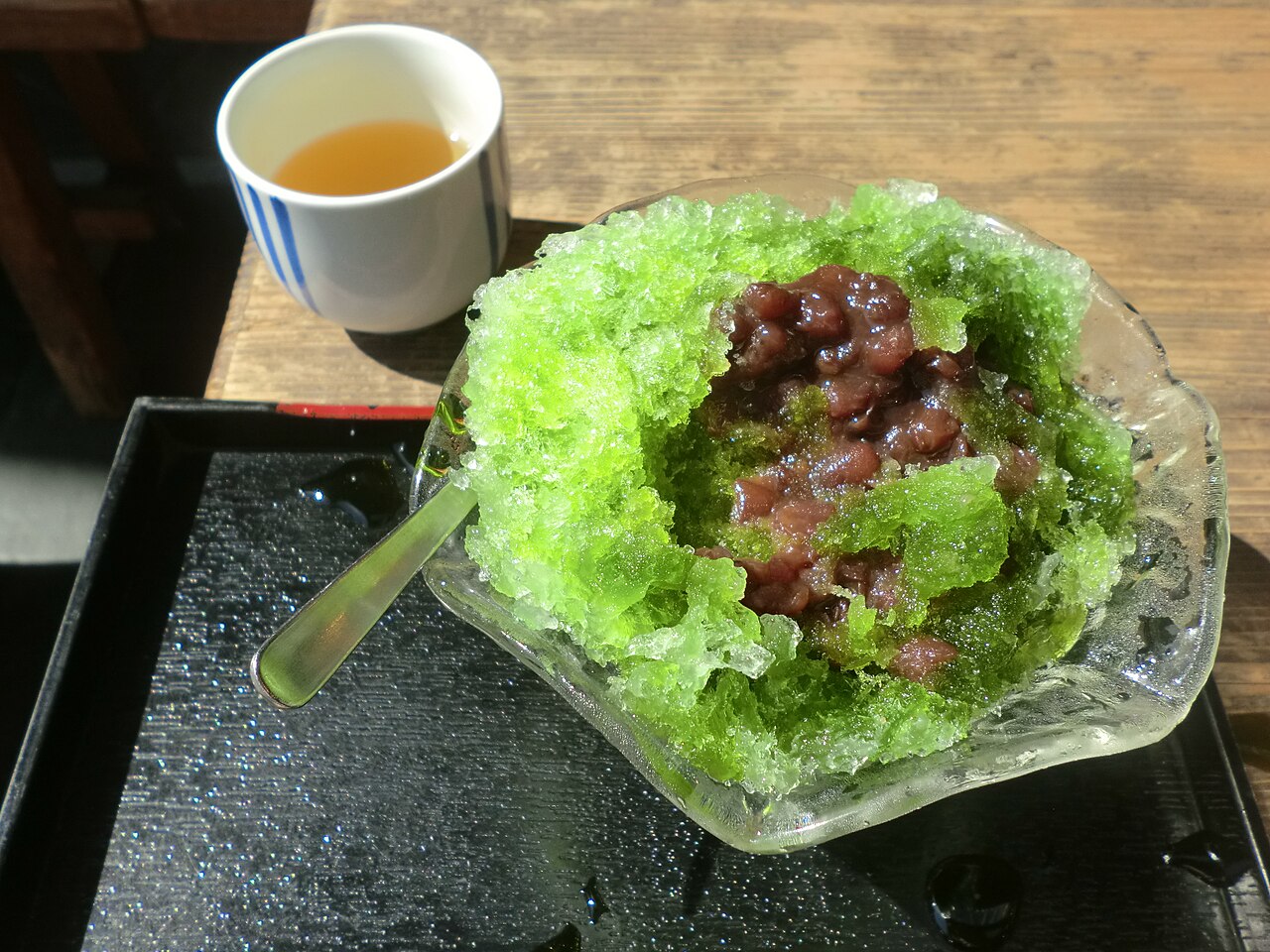 ガラス器に盛られた宇治金時のかき氷と冷たいお茶