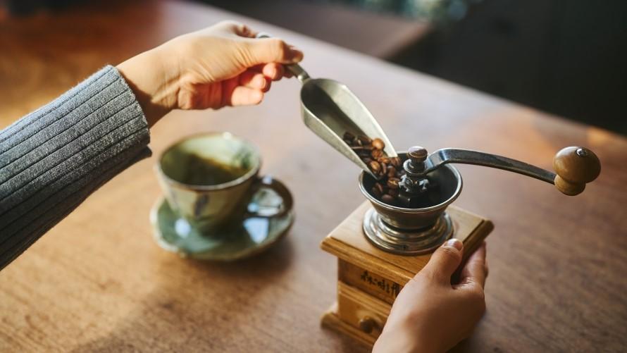 珈琲 森の時計の店内とコーヒー