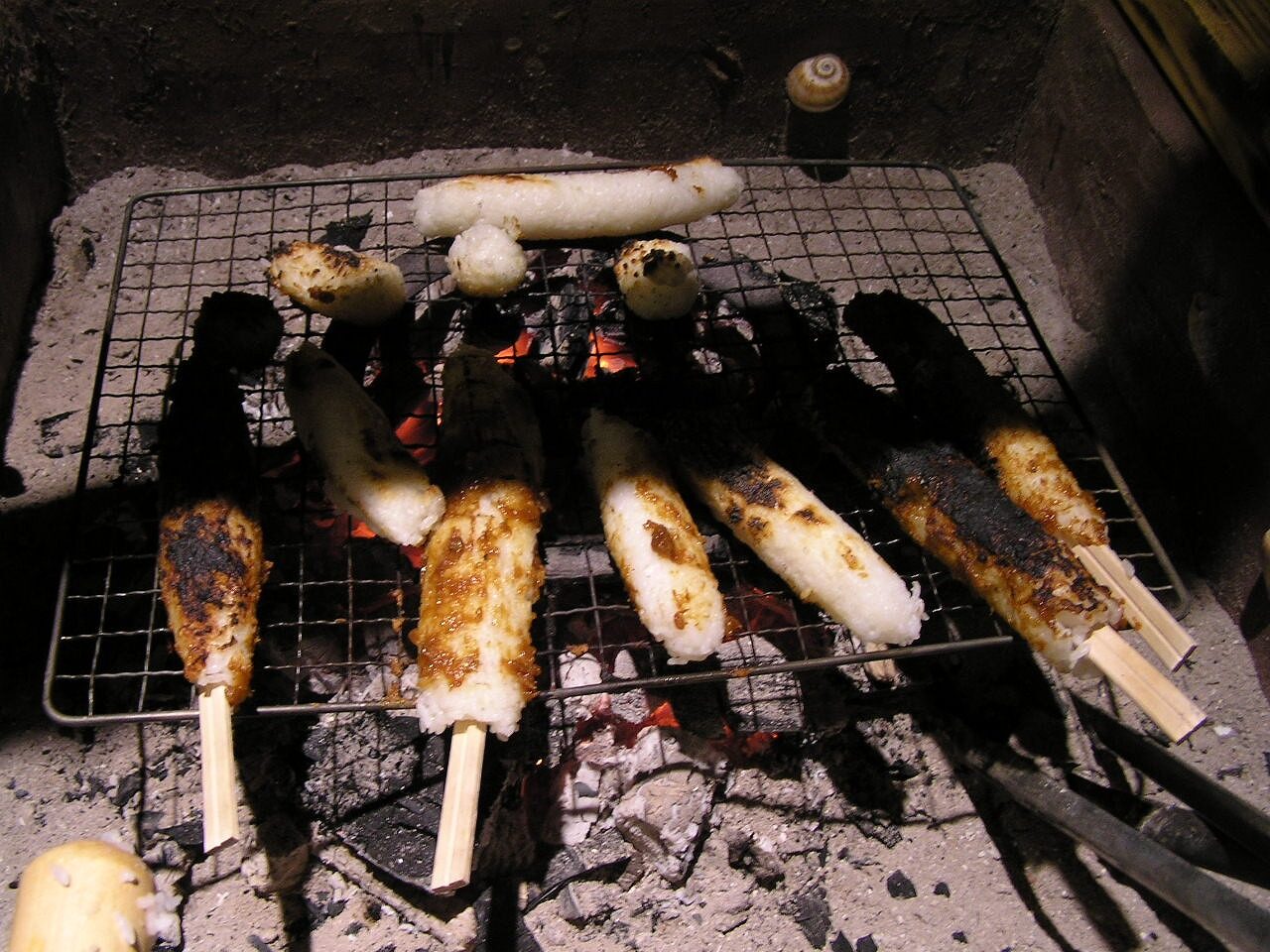 炭火で焼くきりたんぽ