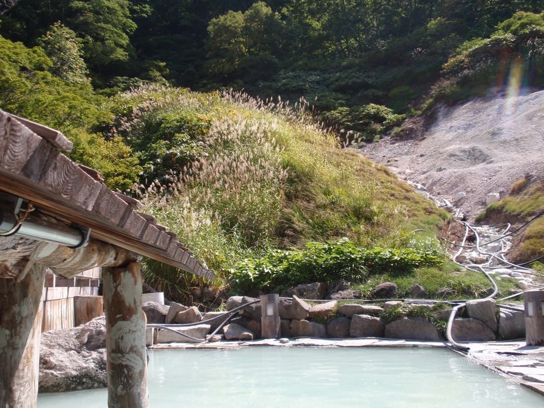 山あいの一軒宿をイメージした旅館の様子