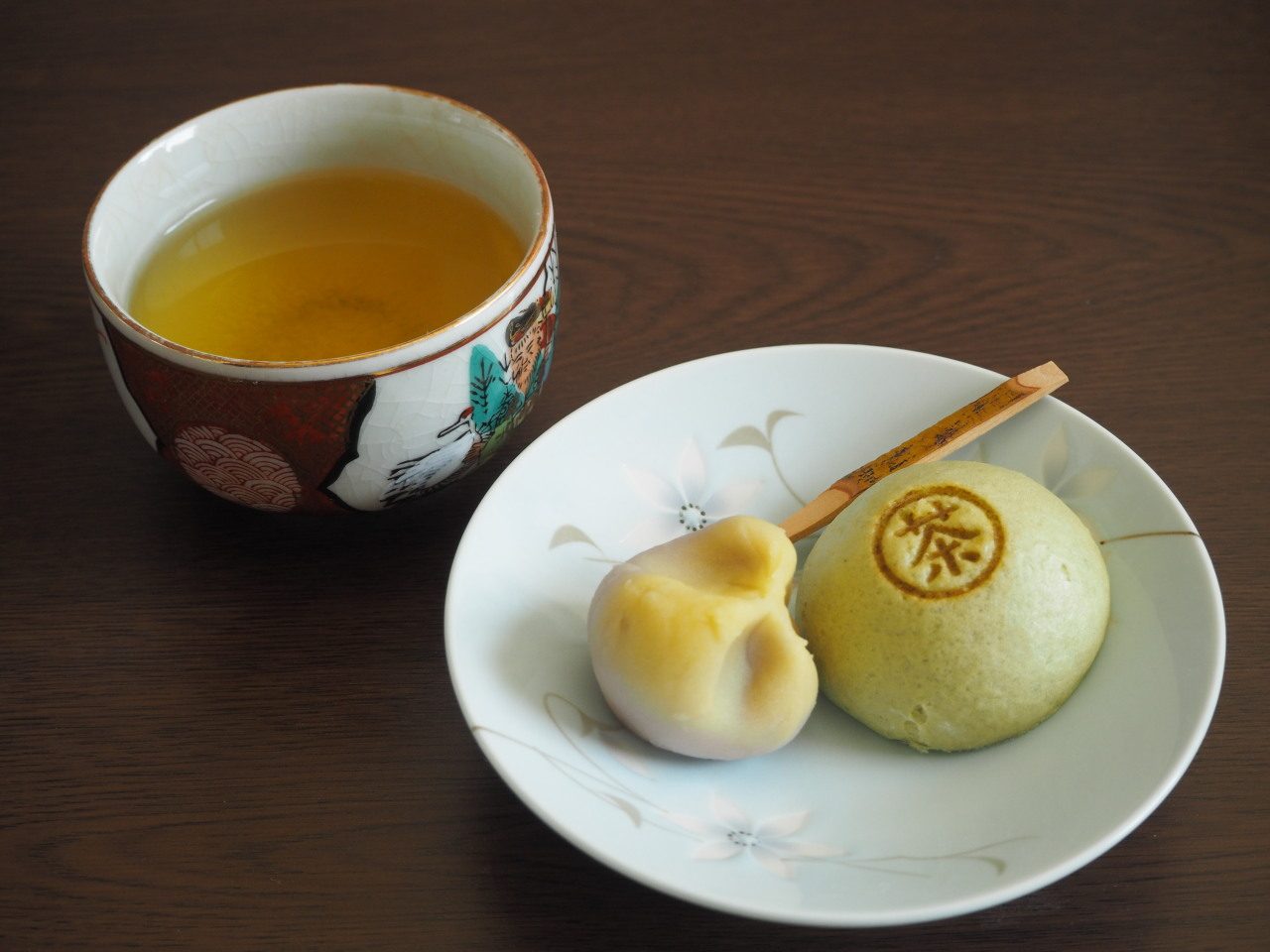 和菓子とお茶（餅処深瀬の栗だんごをイメージしたジャンル代表写真）