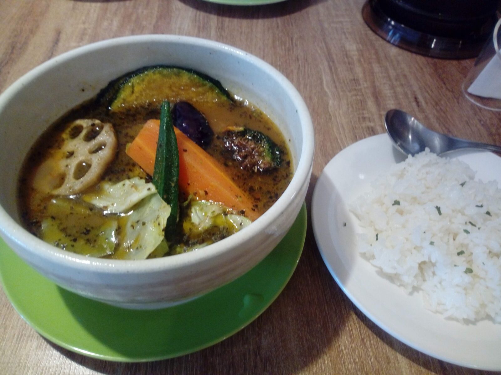 スープカレー奥芝商店 おくしばぁちゃんのような、野菜たっぷりの札幌スープカレーのイメージ