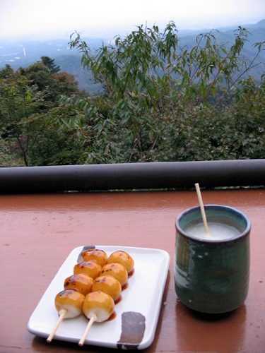 山の眺望とともに味わう団子と甘味