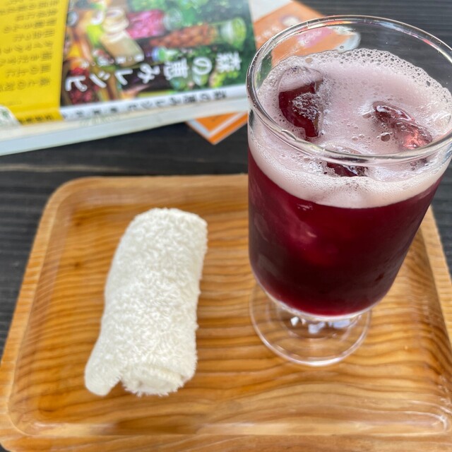 出羽三山の野草カフェの野草ジュースと軽食
