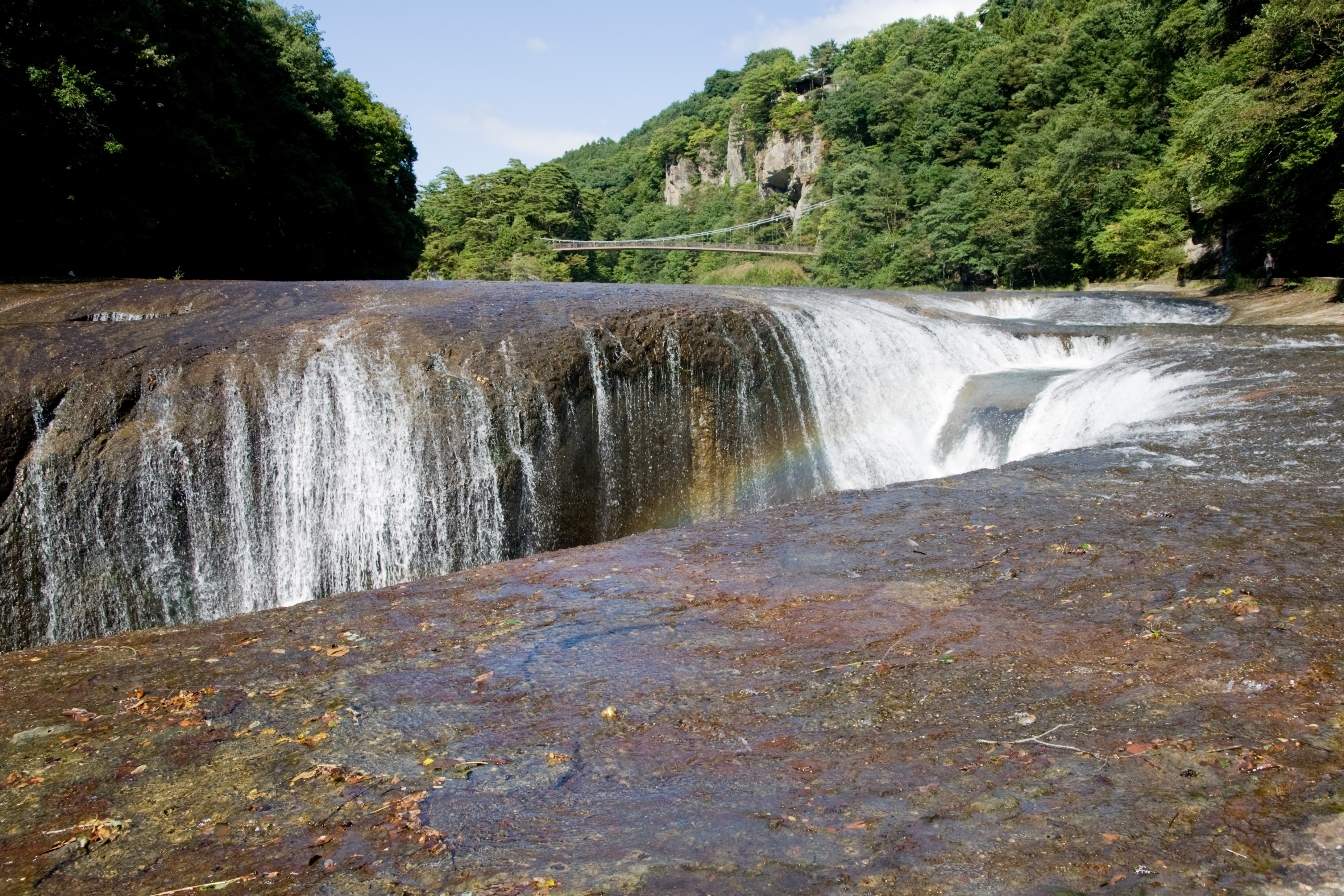 岩盤を割いて流れ落ちる吹割の滝