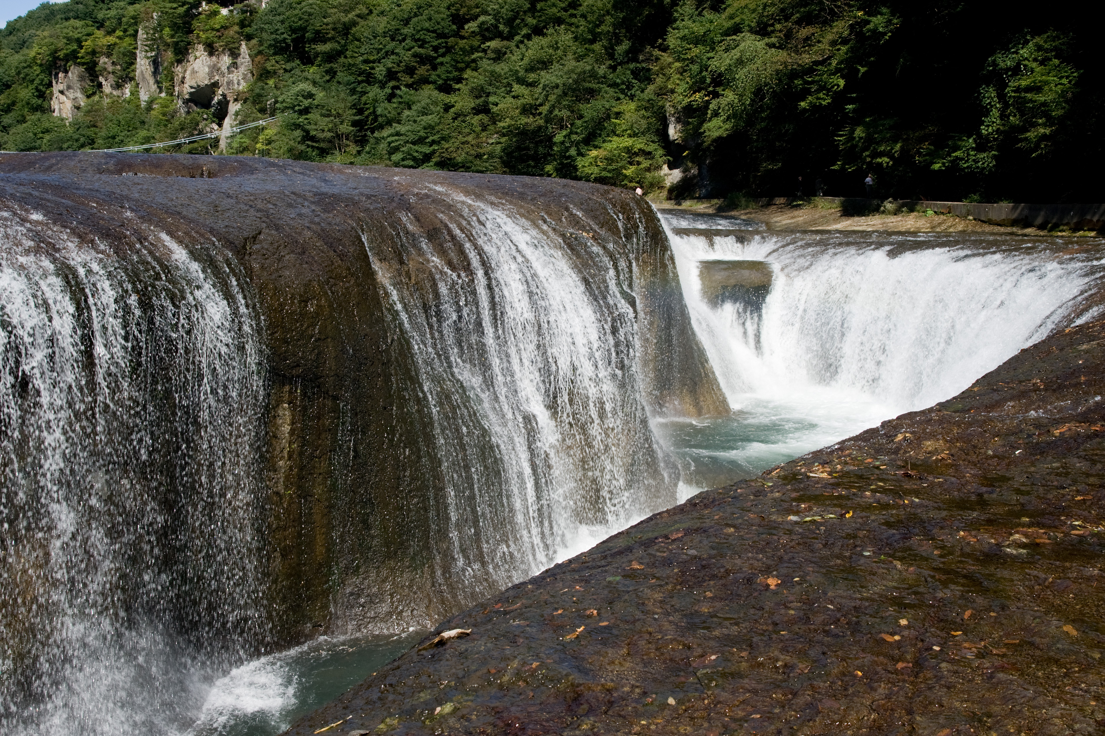 吹割の滝の豊かな水量