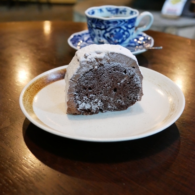 森の中の喫茶店のカウンターとコーヒー
