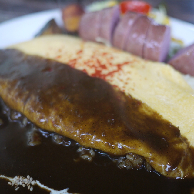 ふんわりしたオムレツをのせた富良野名物のオムカレー