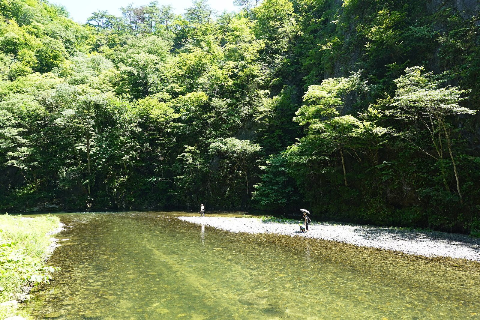 猊鼻渓、砂鉄川の澄んだ流れと両岸の岩壁