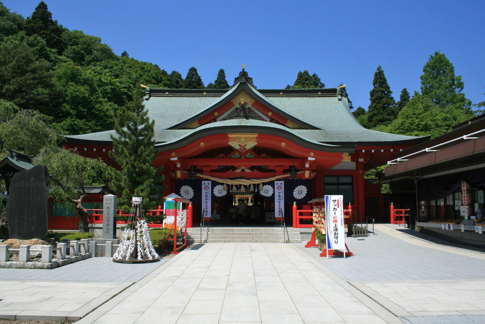 宮城縣護國神社の拝殿正面、伊勢神宮外宮の旧御正殿を移築した社殿