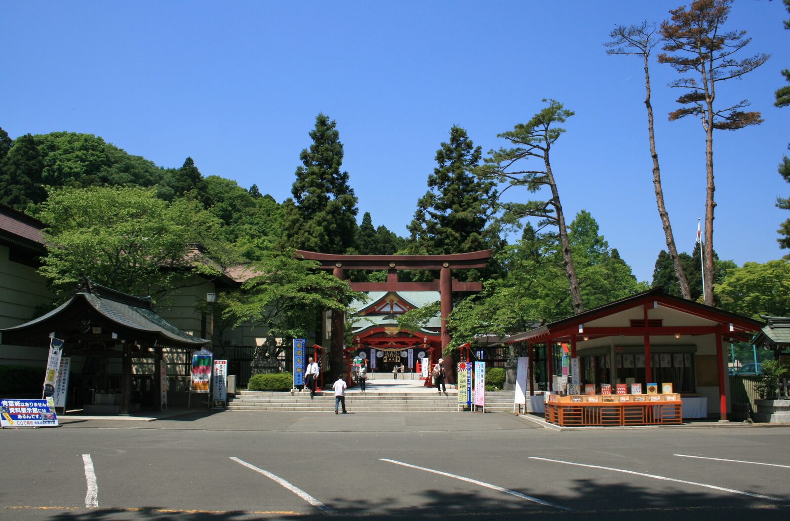 宮城縣護國神社の境内全景と鳥居、青葉山の杜