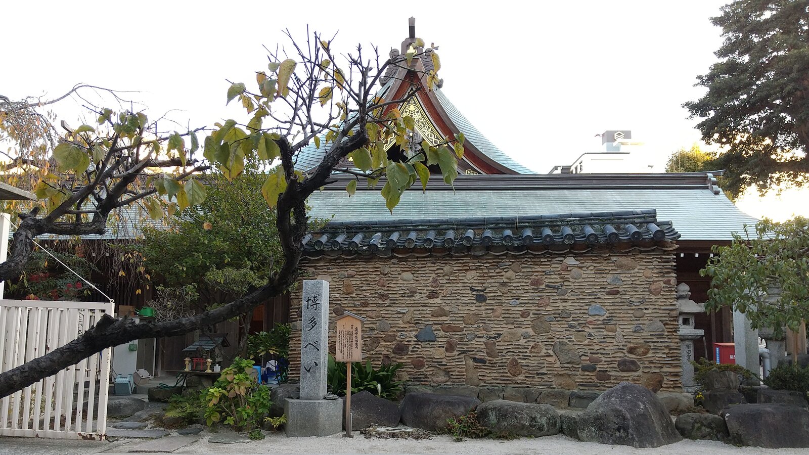 博多の総鎮守、櫛田神社の博多塀と社殿