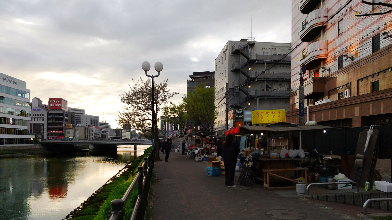 白濁のスープと屋台の灯り。博多 地元グルメの旅
