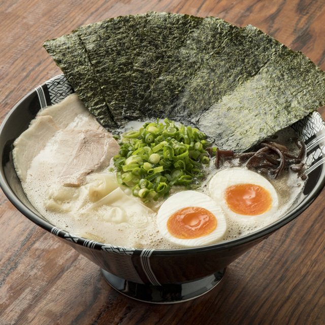 白濁したスープに極細麺が沈む博多とんこつラーメン