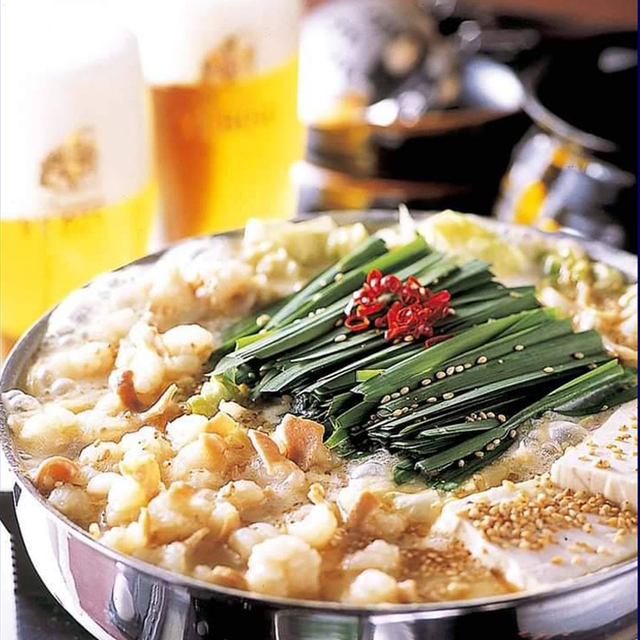 牛もつとニラ、キャベツがぐつぐつ煮える博多もつ鍋