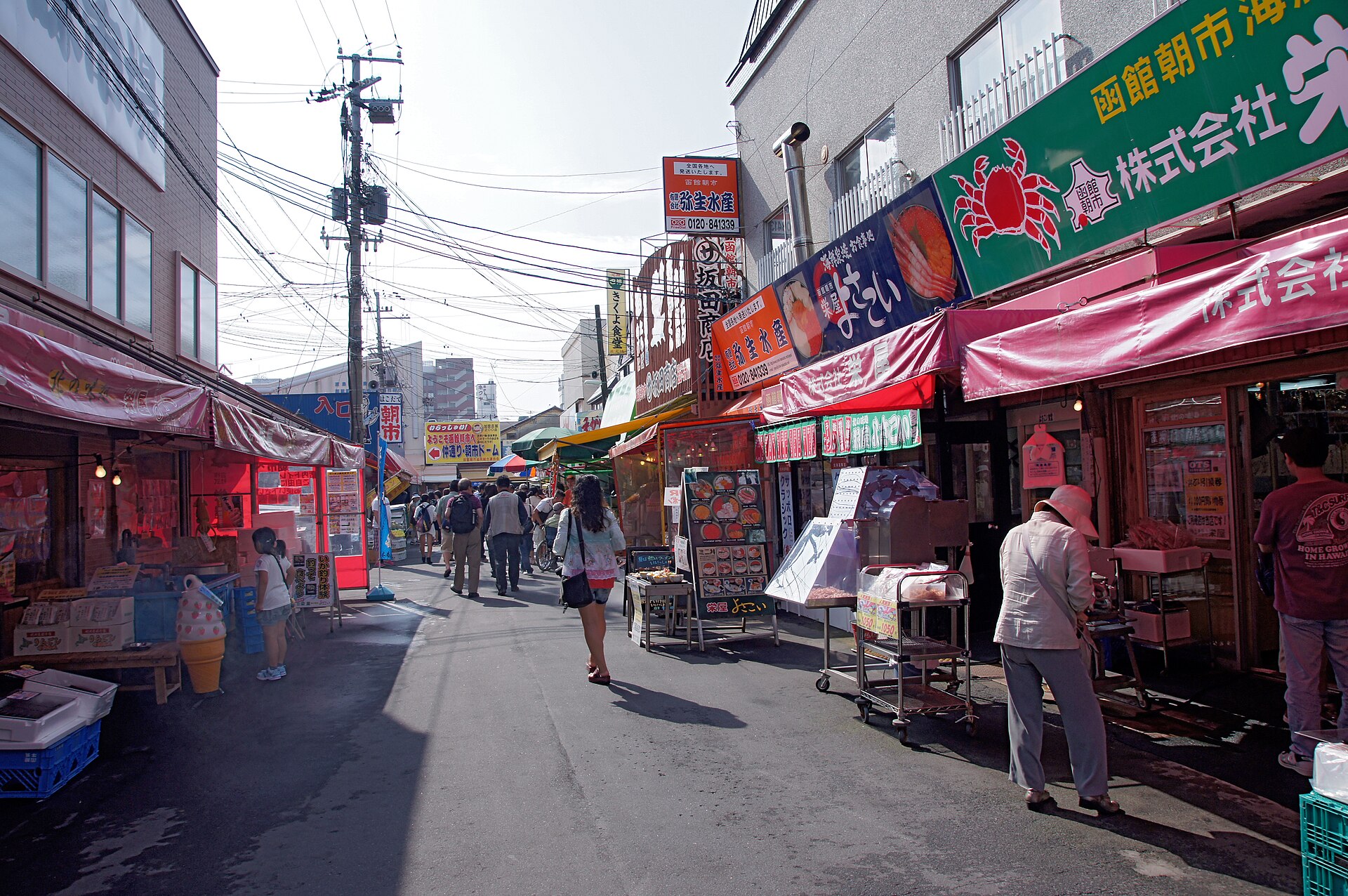 活気あふれる函館朝市の店先