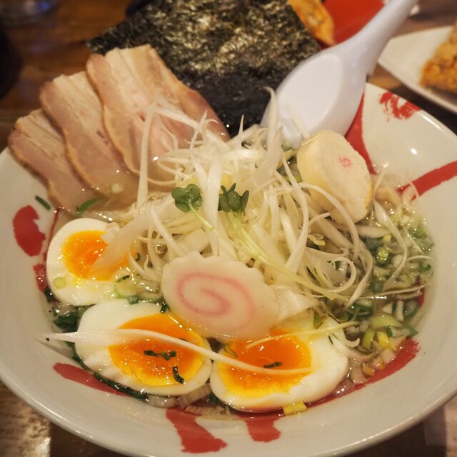 澄んだスープが美しい函館塩ラーメン