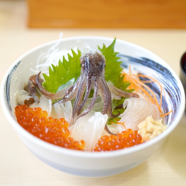 一花亭たびじの活いか踊り丼