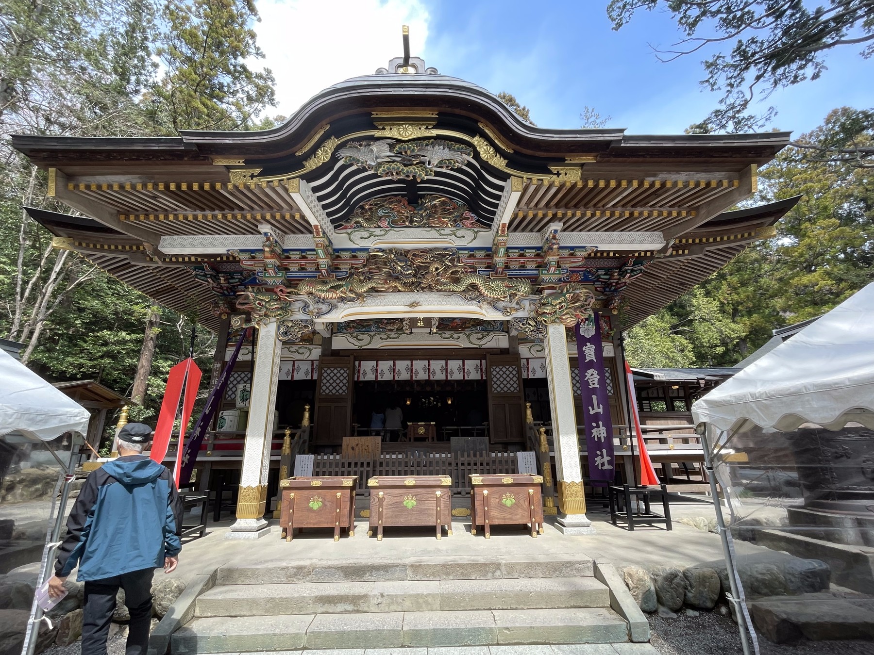 寳登山神社の額束を掲げる社殿正面