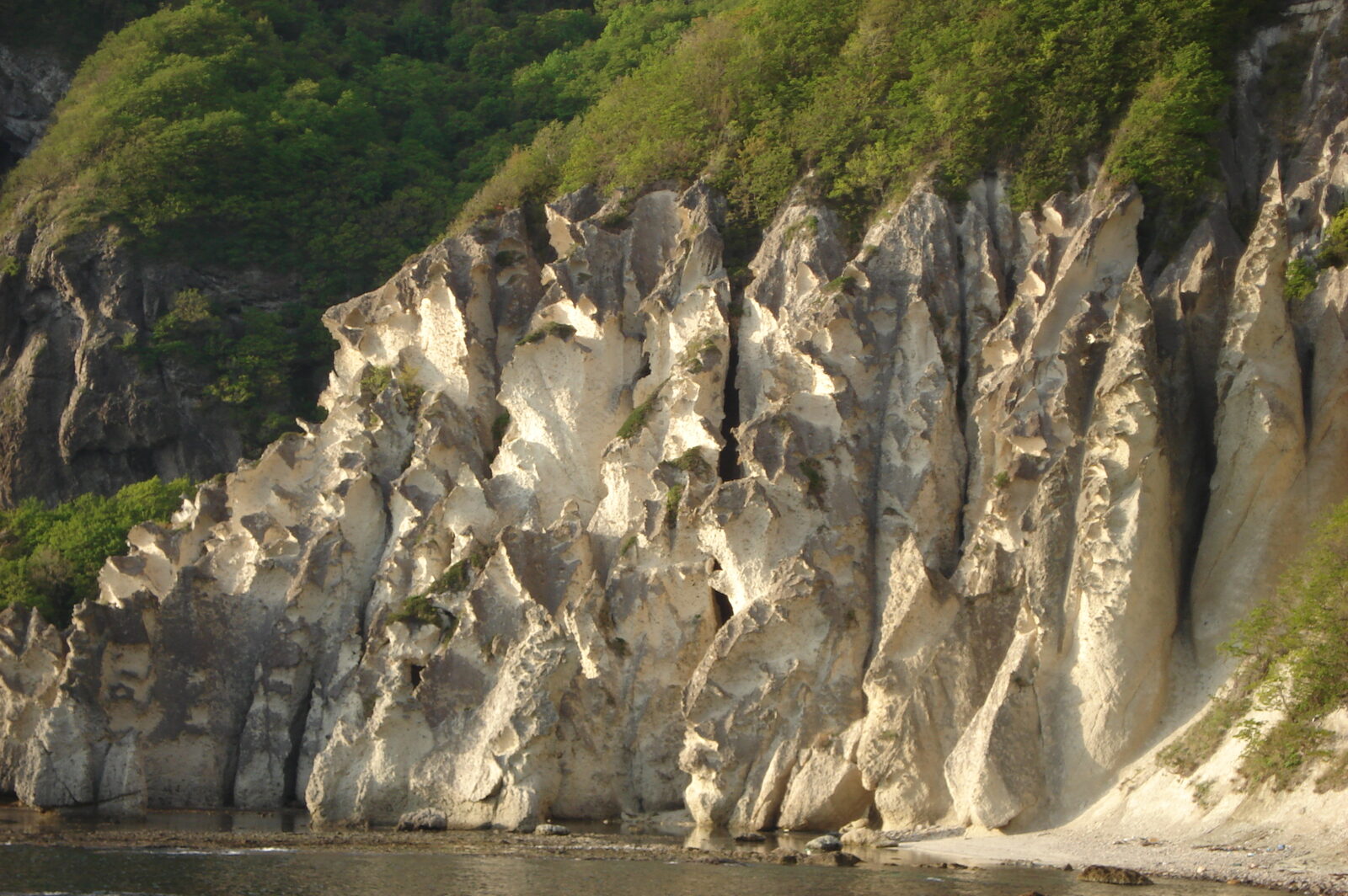 間近で見上げる仏ヶ浦の奇岩の岩肌