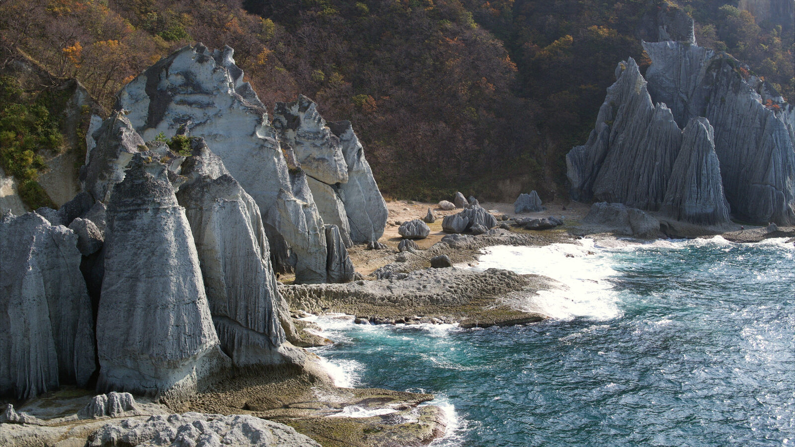 海沿いに連なる仏ヶ浦の白緑色の奇岩群