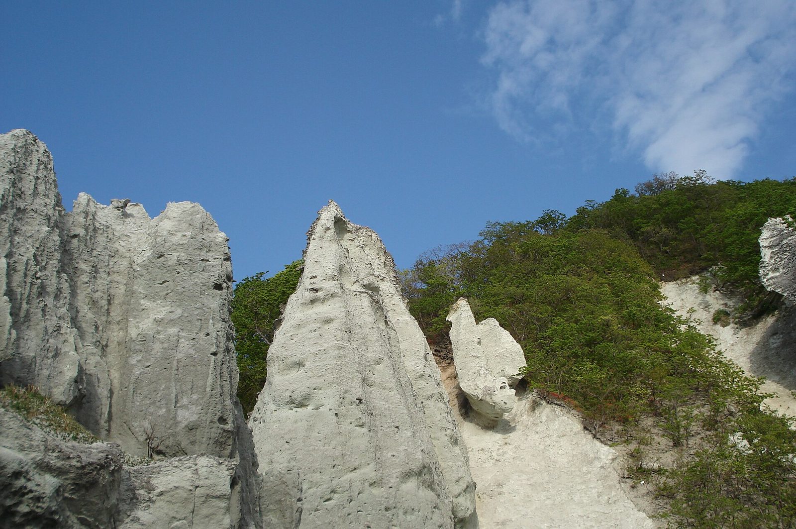 仏ヶ浦の切り立った巨岩と青緑の海