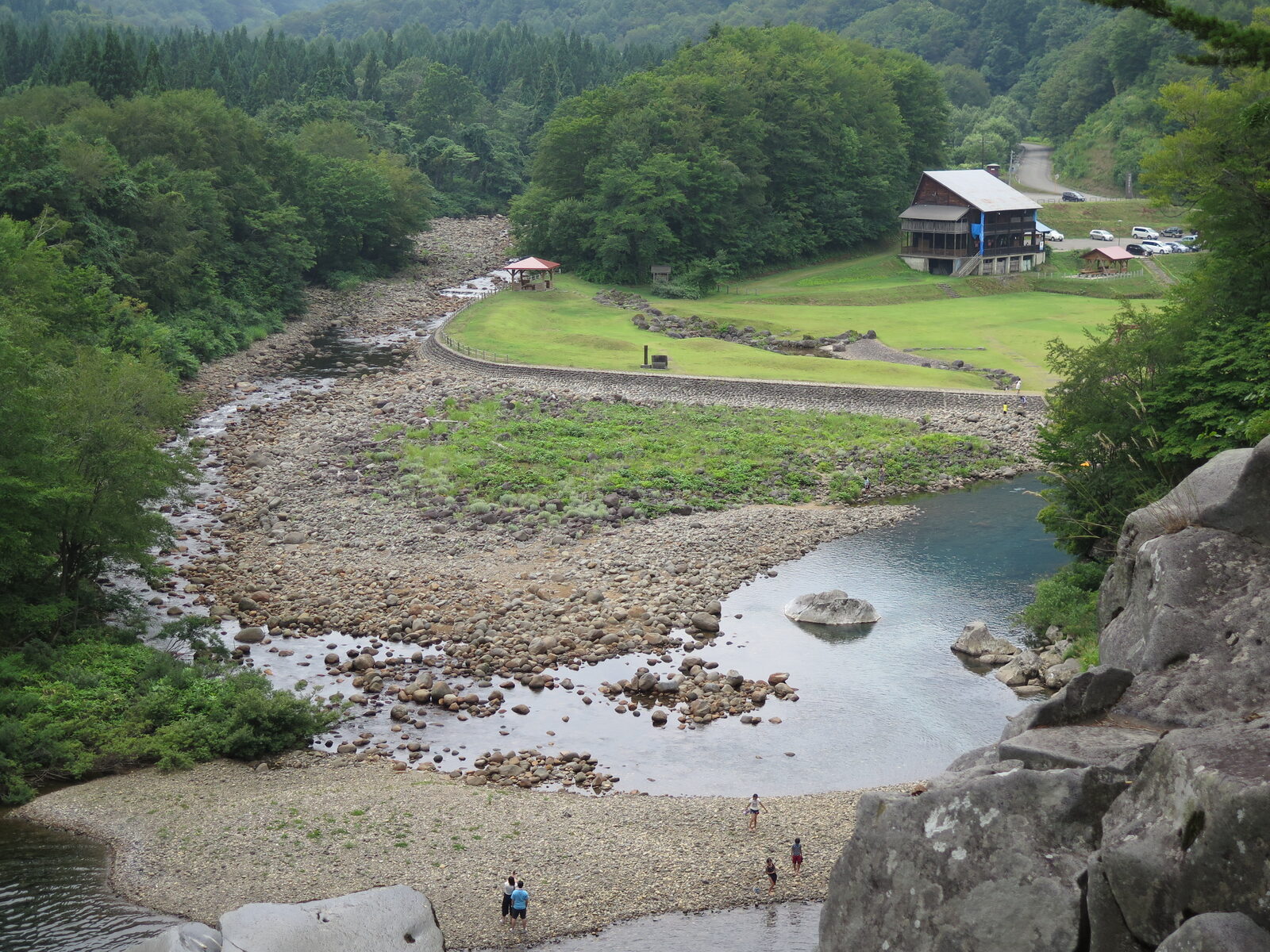 法体の滝を望む法体園地の広い河原と休憩施設