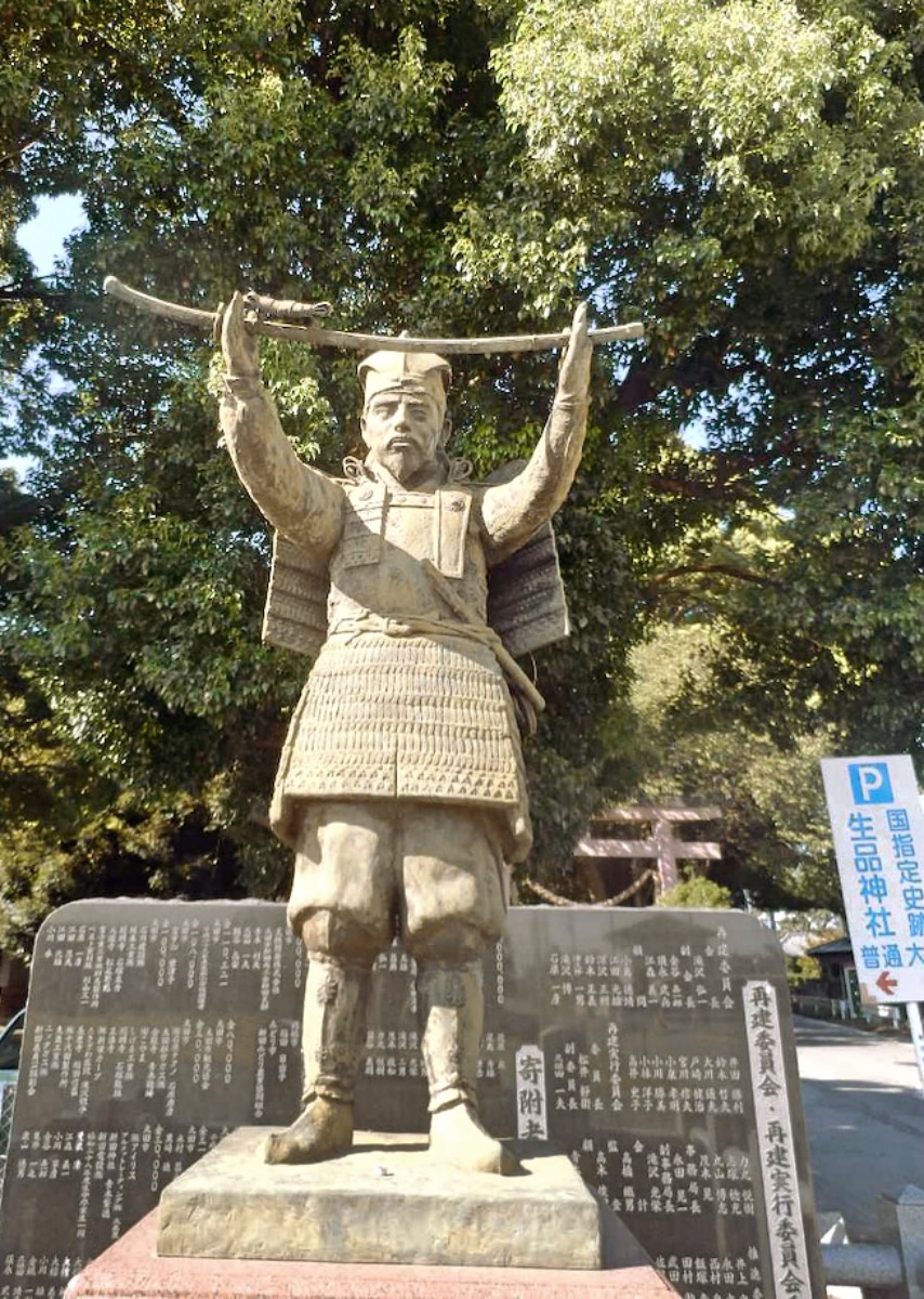 境内に立つ新田義貞公の像