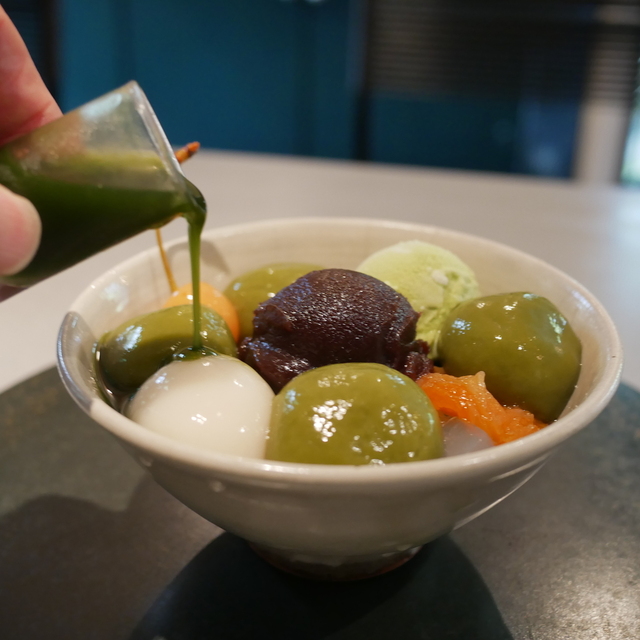 名物の白玉クリームあんみつ。散策の疲れを、やさしい甘さがほどいていく
