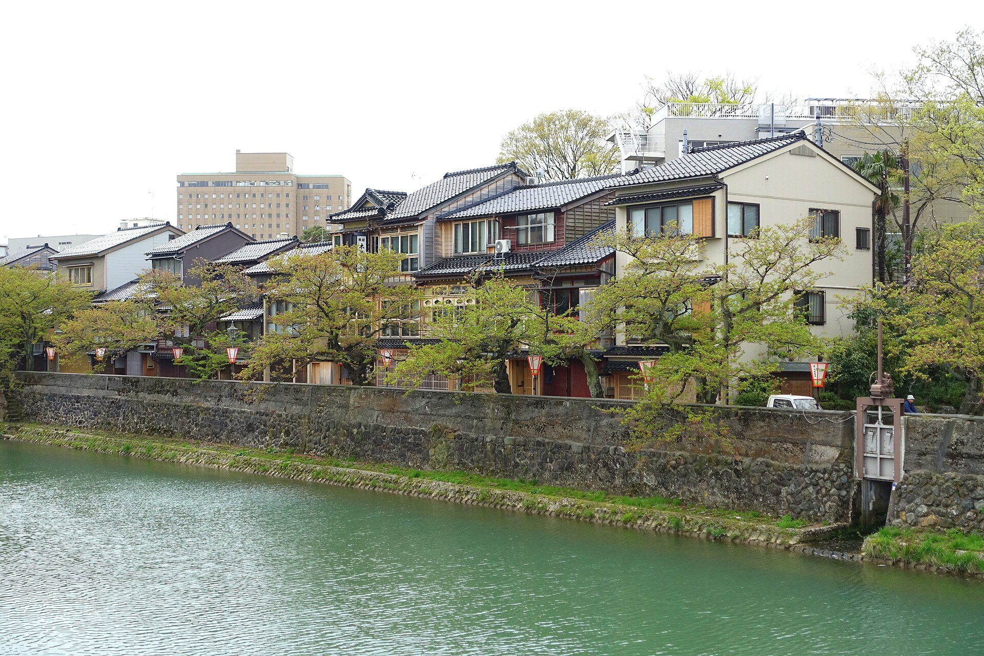 浅野川沿いに残る主計町茶屋街の石畳