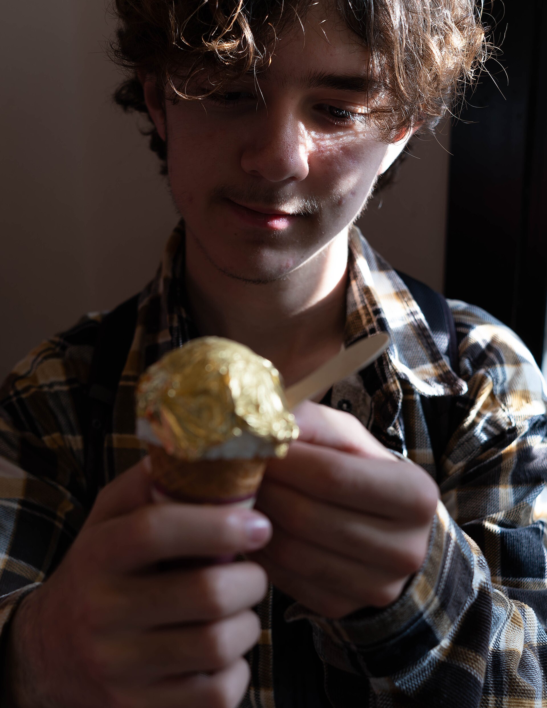金箔を一枚まとった金沢名物の金箔ソフトクリーム