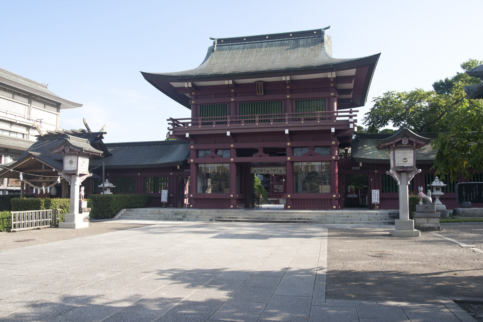 笠間稲荷神社の鳥居と石灯籠