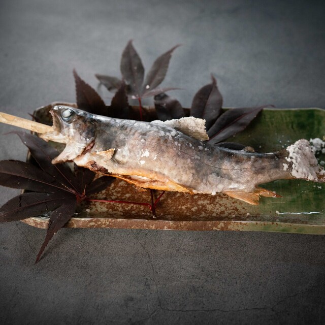 囲炉裏で川魚を炙る郷土の炉端