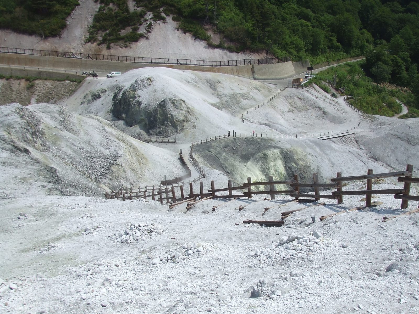 道路脇から見下ろす川原毛地獄の全景