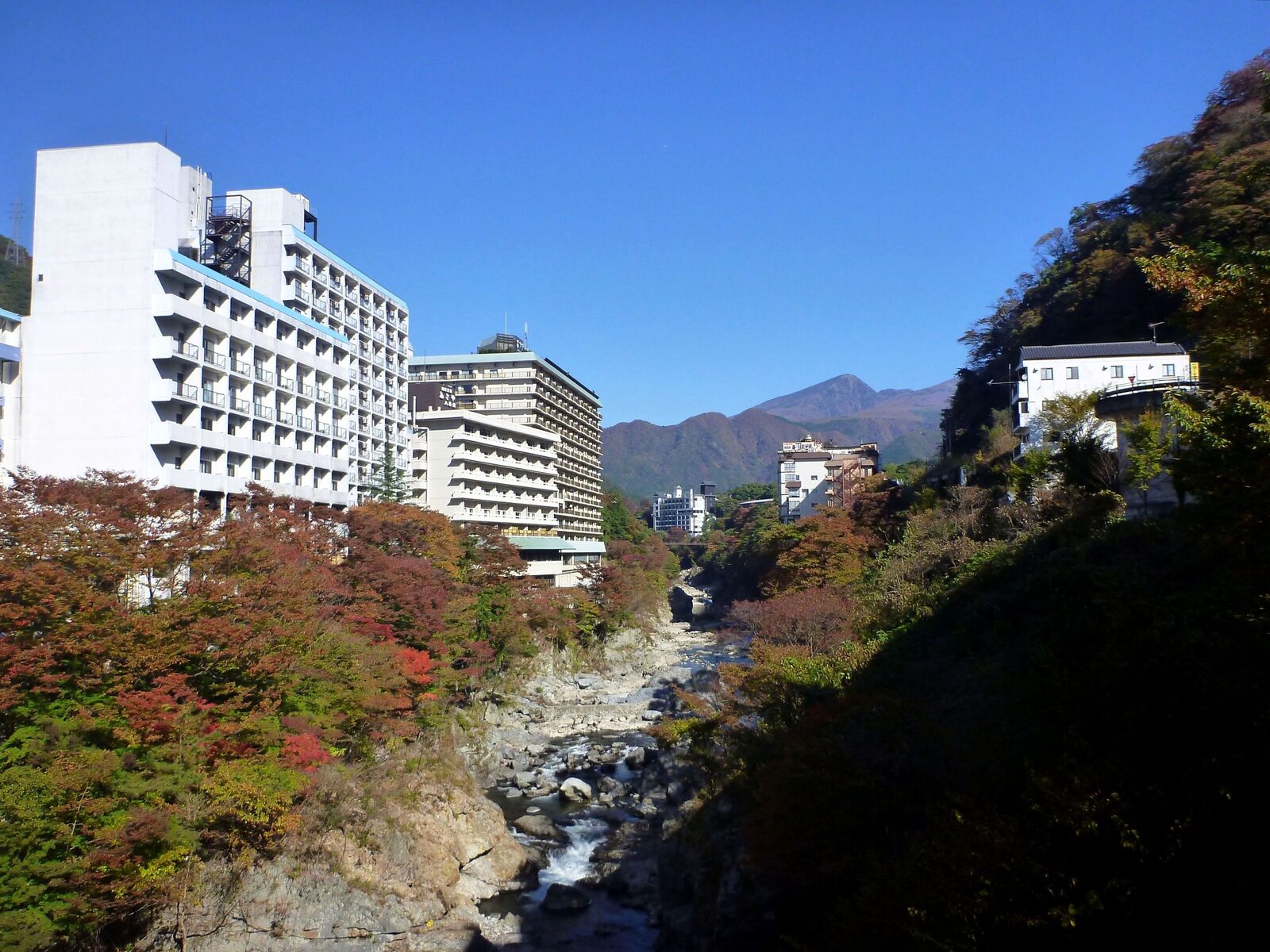 鬼怒川温泉街のホテル群と渓谷の眺め