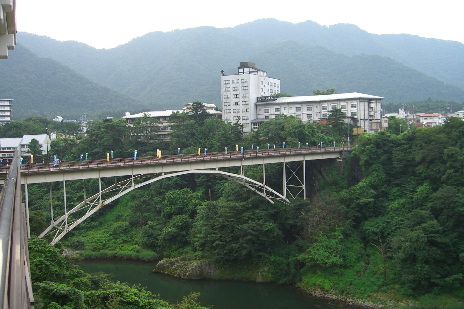 鬼怒川温泉街と橋、渓谷の眺め