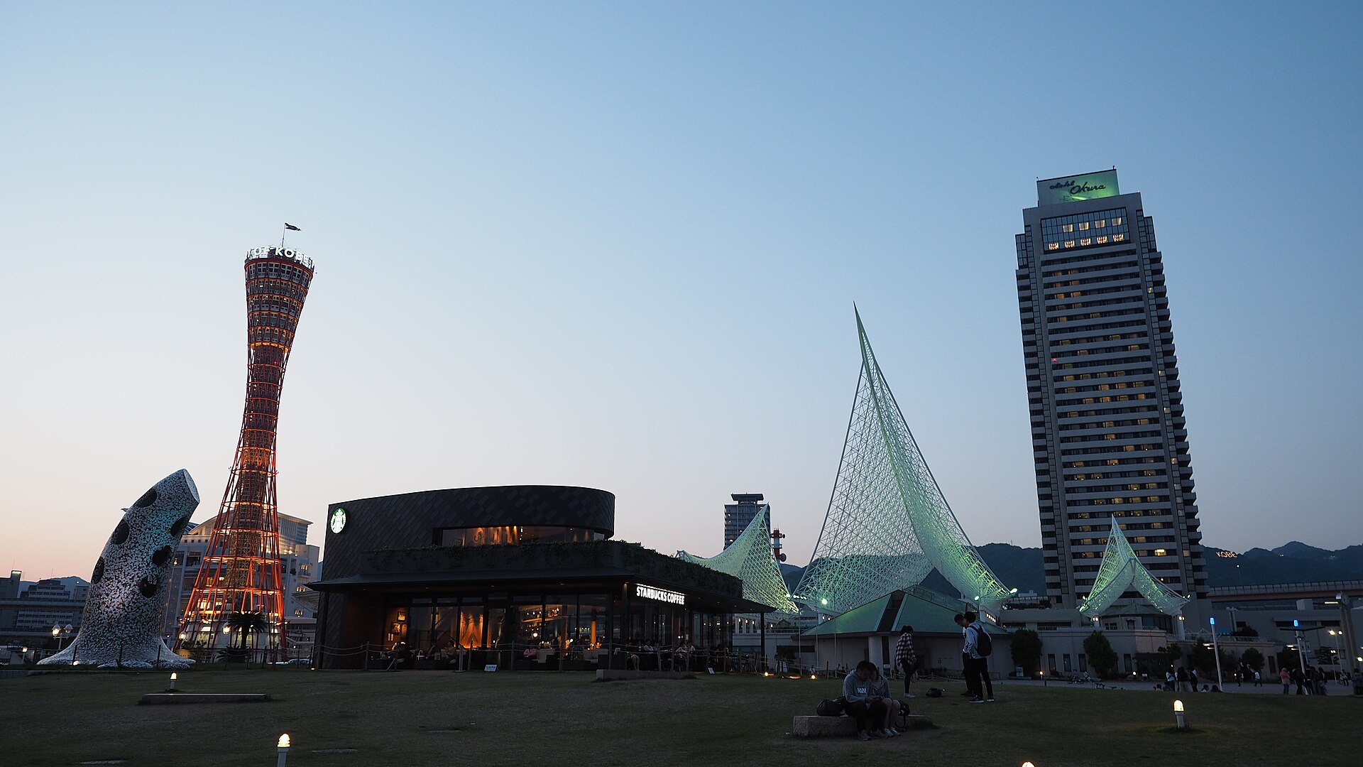 夕暮れのメリケンパークと神戸ポートタワー