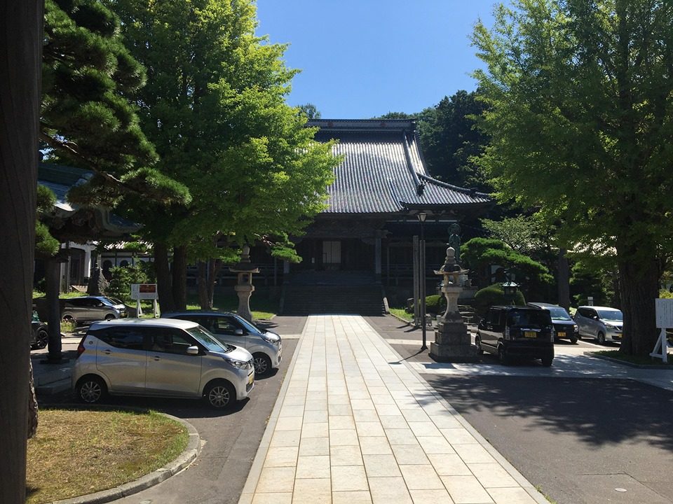 銀杏並木の参道の先に立つ高龍寺本堂